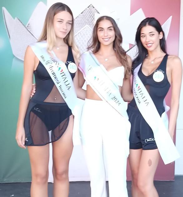 https://www.lanazione.it/image-service/view/acePublic/alias/contentid/Y2Y1YjdmNDItYzFjMy00/0/miss-italia-incorona-la-reginetta-due-toscane-in-corsa-per-lo-scettro.jpeg?f=1.90:1&h=630