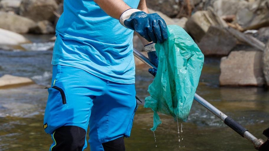 In 23 hanno ispezionato le sponde e il corso del torrente: "Ci vuole pazienza, ma riusciremo a farcela"