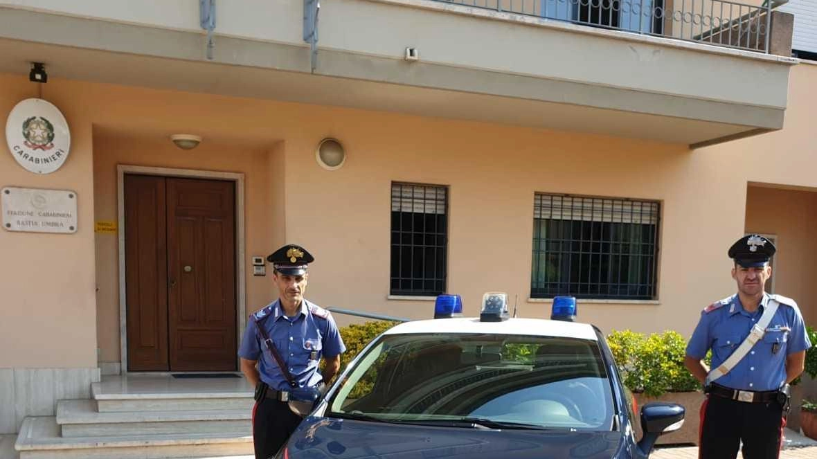Sull’episodio, accaduto nella notte tra mercoledì e giovedì, sono in corso le indagini dei carabinieri del Radiomobile di Assisi e della Stazione di Bastia Umbra Sull’episodio, accaduto nella notte tra mercoledì e giovedì, sono in corso le indagini dei carabinieri del Radiomobile di Assisi e della Stazione di Bastia Umbra