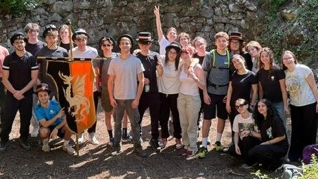 Gruppo degli studenti del Copernico. Ragazzi al lavoro per ripulire l’accesso alla grotta Gruppo degli studenti del Copernico. Ragazzi al lavoro per ripulire l’accesso alla grotta