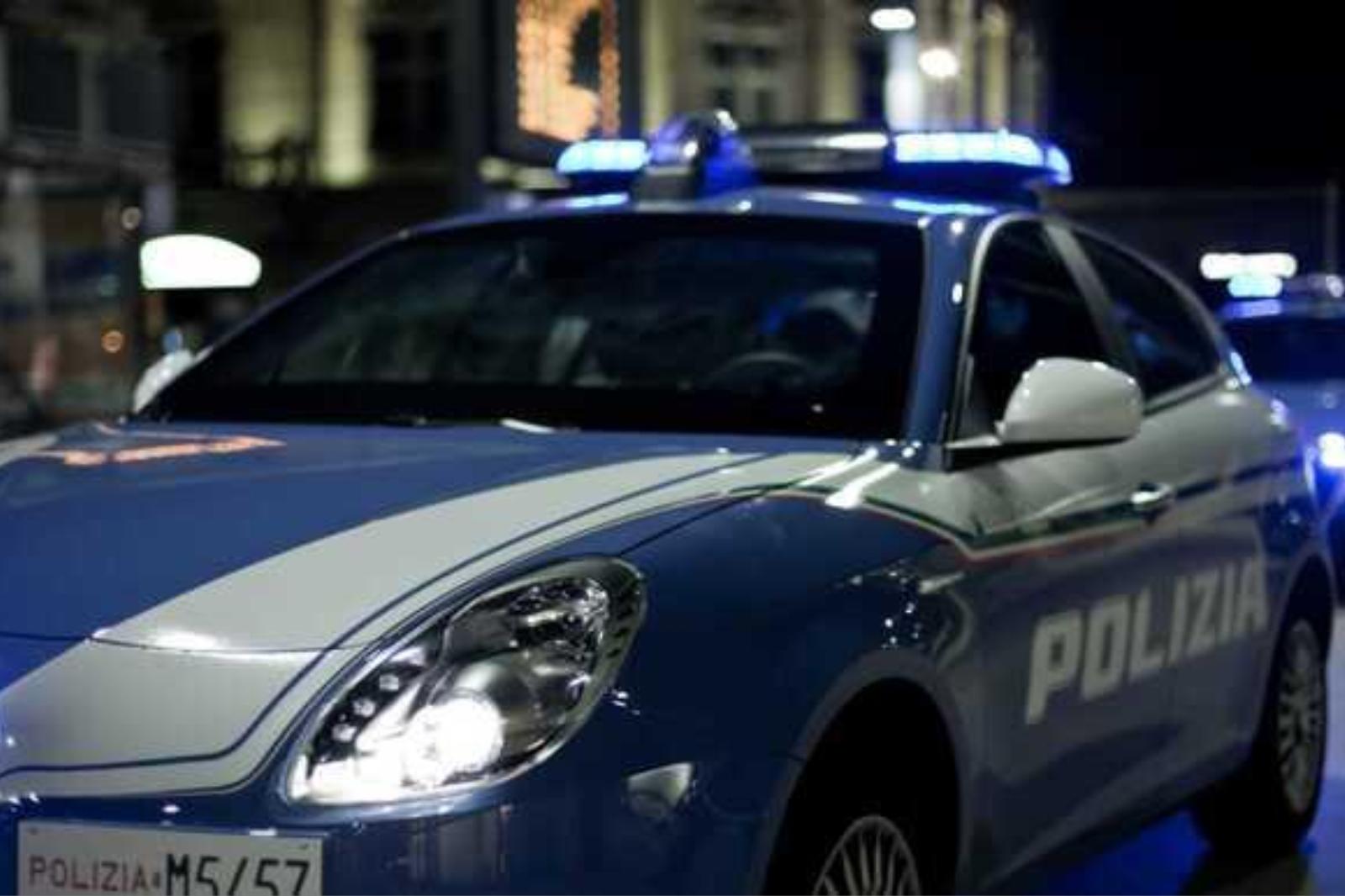 molesta passanti aggredisce polizia