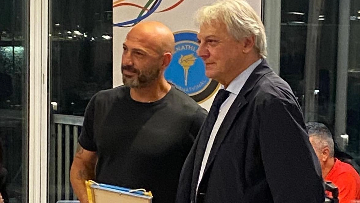 Un momento della cerimonia al Club Nautico. con la premiazione di Antonio Calabro da parte del presidente del Panathlon Alessandro Sartorio Un momento della cerimonia al Club Nautico. con la premiazione di Antonio Calabro da parte del presidente del Panathlon Alessandro Sartorio