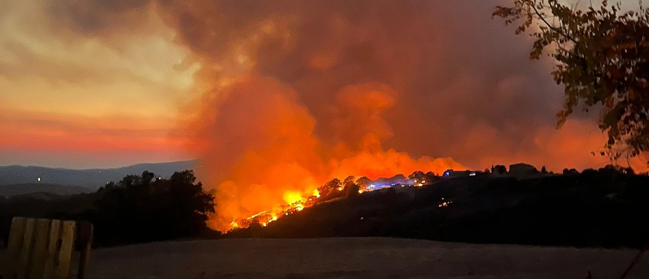 Incendio a Roccalbegna, “rogo sempre più vasto” minaccia case e poderi. Canadair ed elicotteri in azione