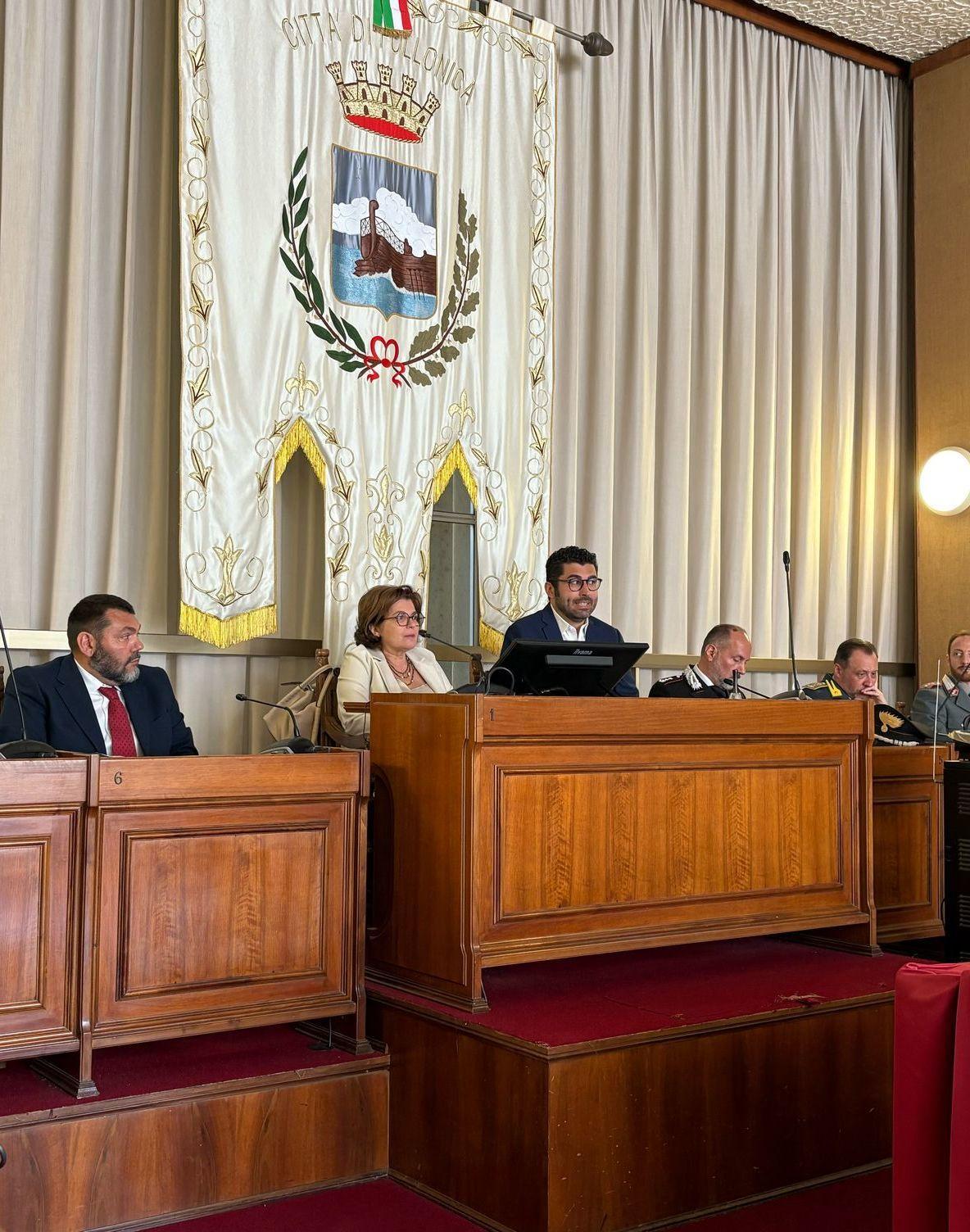 https://www.lanazione.it/image-service/view/acePublic/alias/contentid/Y2Y3ZjkwYmYtOWUyZS00/0/unestate-piu-sicura-riunione-col-prefetto-da-ora-piu-controlli.jpeg