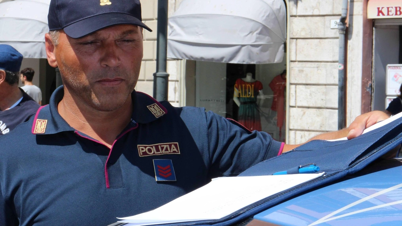 In piazza Dante l’altra sera sono intervenute le Volanti del Comissariato In piazza Dante l’altra sera sono intervenute le Volanti del Comissariato