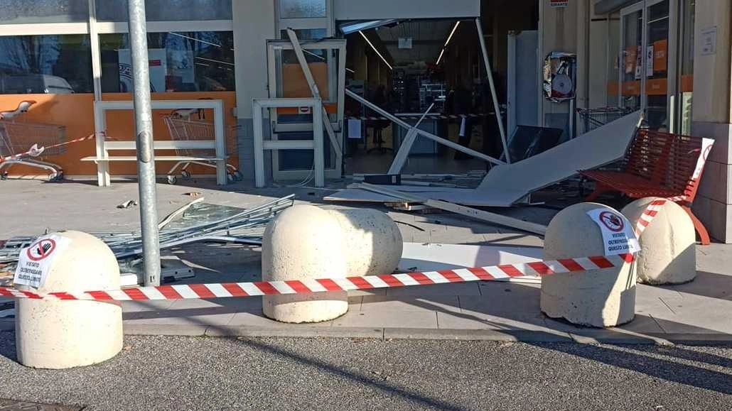 La parete del punto vendita della Conad sfondata dai malviventi La parete del punto vendita della Conad sfondata dai malviventi