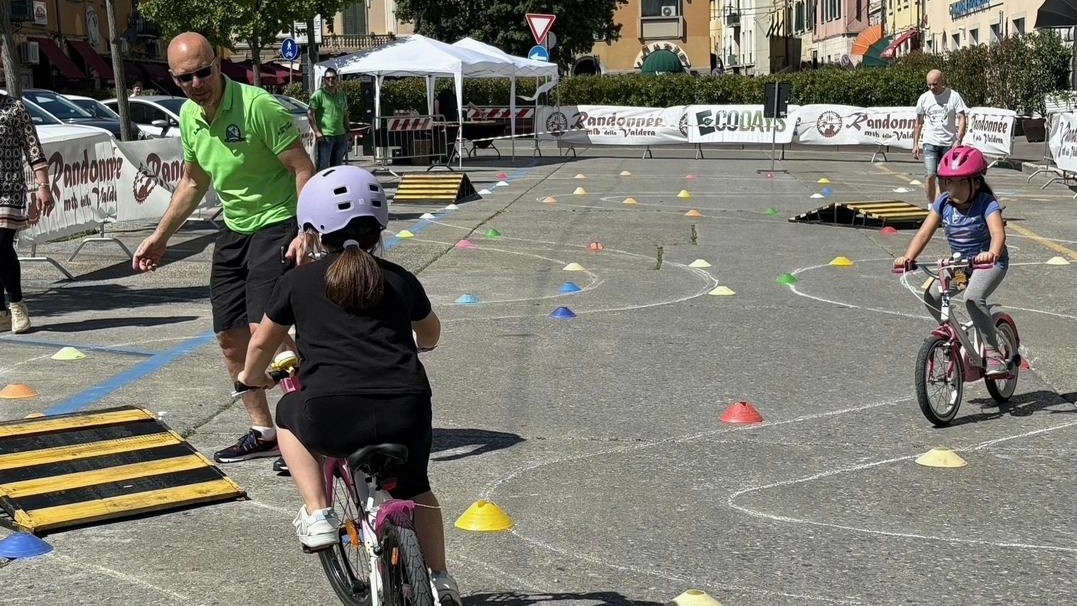 Dopo un sabato speciale, oggi chiude il festival organizzato da Ecofor Service in città e nelle frazioni. Ultimo giorno per le visite guidate negli impianti e spettacolo per bambini nel quartiere Galimberti. Dopo un sabato speciale, oggi chiude il festival organizzato da Ecofor Service in città e nelle frazioni. Ultimo giorno per le visite guidate negli impianti e spettacolo per bambini nel quartiere Galimberti.