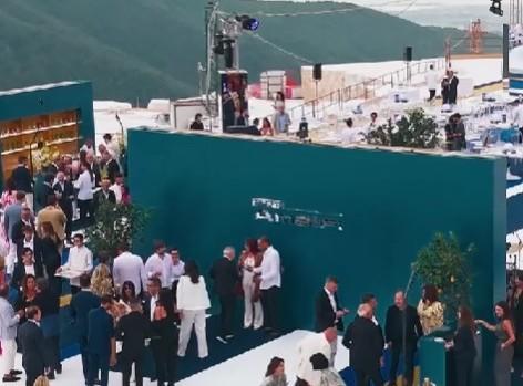 https://www.lanazione.it/image-service/view/acePublic/alias/contentid/Y2Y4ODBhZTYtYTA1ZC00/0/la-ferrari-alle-cave-il-debutto-del-cavallino.jpeg?f=1.90:1&w=1200