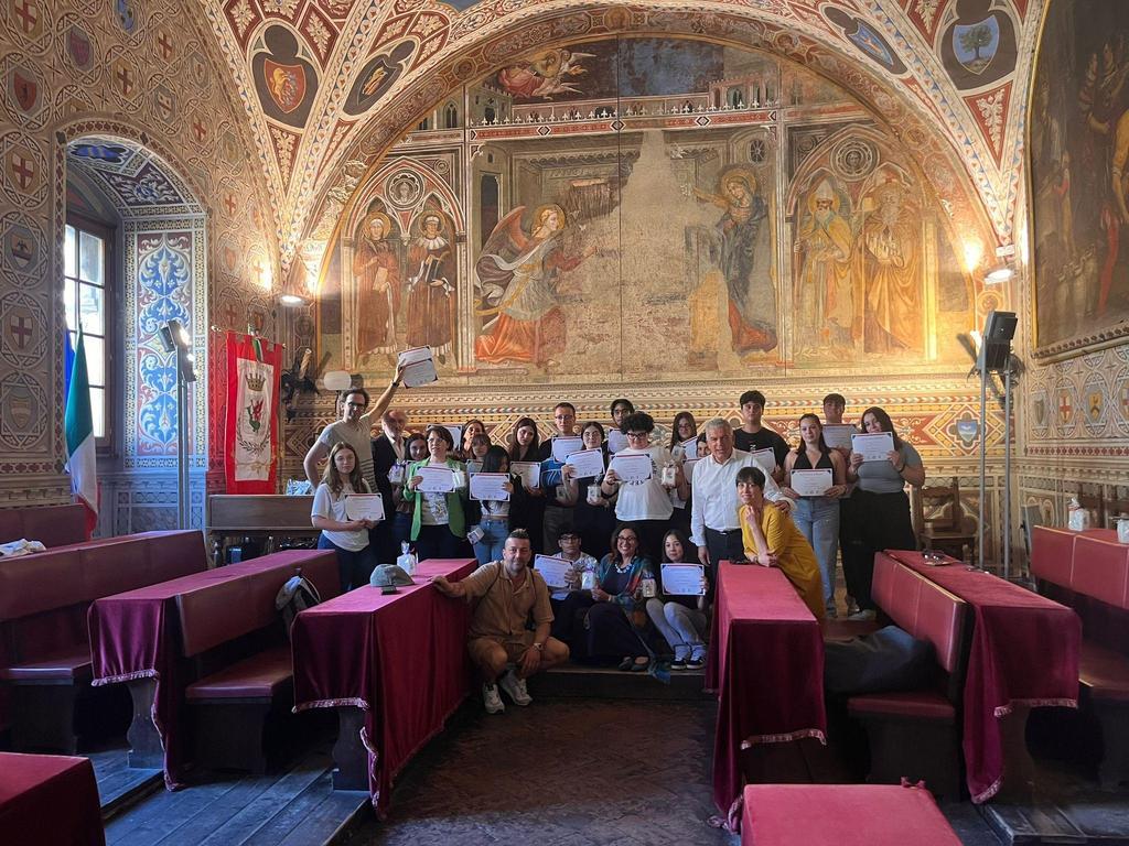 https://www.lanazione.it/image-service/view/acePublic/alias/contentid/Y2Y4OTQ2N2ItZWY4OC00/0/a-cena-con-ferruccio-ecco-tutti-i-premiati.jpeg