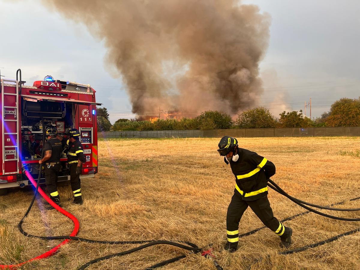 Incendio vicino ferrovia, circolazione ripresa nella notte. Ore d’ansia a Grosseto