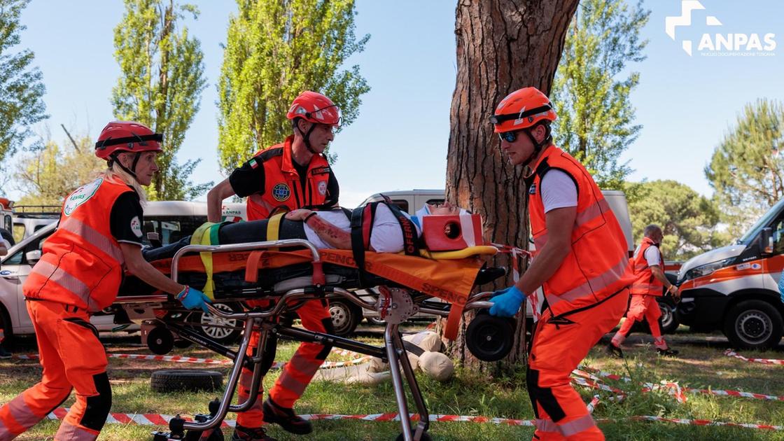 Mayday, pronti a tutto. Le Pubbliche Assistenze tra esercitazioni e giochi. In azione mille volontari Mayday, pronti a tutto. Le Pubbliche Assistenze tra esercitazioni e giochi. In azione mille volontari