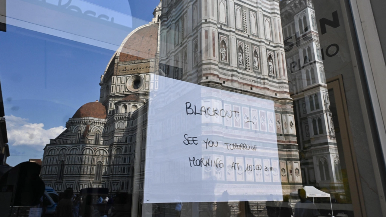 Cartello su un negozio del centro di Firenze che è stato chiuso per black out