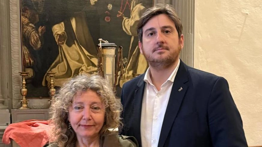 Lucia Bencistà e il primo cittadino, Roberto Ciappi, davanti ad un’opera di Jacopo Vignali