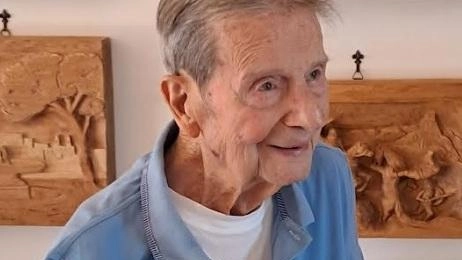 Il professor Senno Monaci di Castiglione d'Orcia, novantanove anni, racconta la sua vita tra studi, insegnamento e passioni artistiche, mantenendo vivace la sua curiosità e attività nel piccolo paese toscano. Il professor Senno Monaci di Castiglione d'Orcia, novantanove anni, racconta la sua vita tra studi, insegnamento e passioni artistiche, mantenendo vivace la sua curiosità e attività nel piccolo paese toscano.