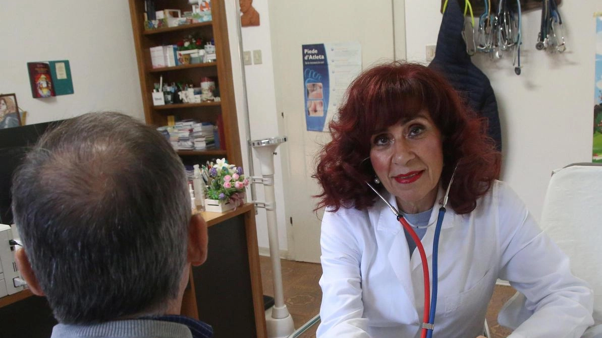 Un medico di medicina generale impegnato in una visita ad un paziente. Nello Spezzino sono ventisette le zone carenti, per le quali Asl5 ha avviato le procedure di assegnazione (. foto di repertorio