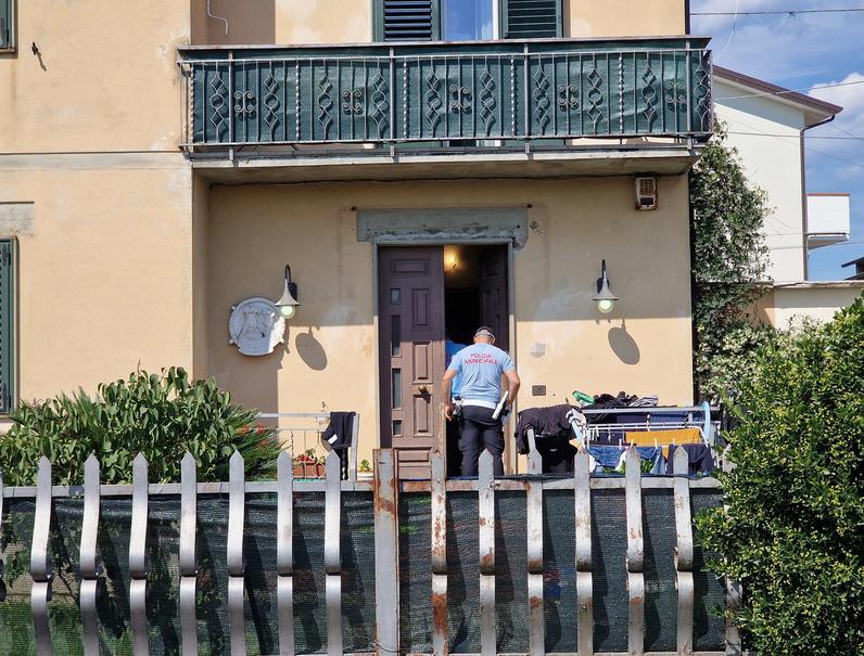 Bimba di due anni azzannata dal pitbull, terrore nel giardino della villetta: choc ad Agliana Bimba di due anni azzannata dal pitbull, terrore nel giardino della villetta: choc ad Agliana