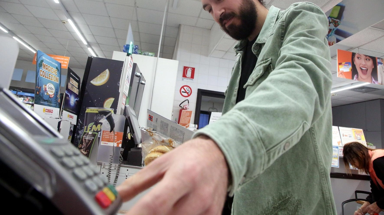 Ad Arezzo, l'inflazione colpisce duramente il carrello della spesa, con aumenti significativi su beni di prima necessità.