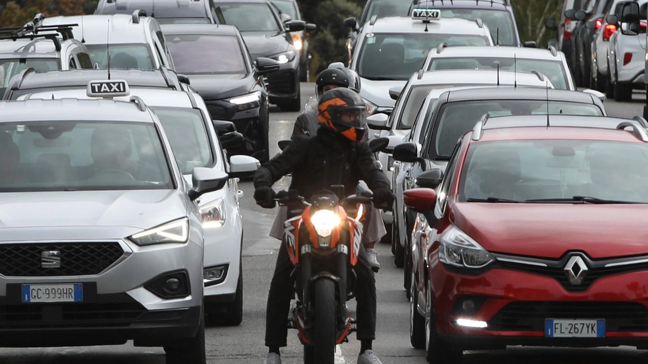 Prima vera giornata difficile per il traffico fiorentino post-vacanze. La pioggia, i cantieri e le scuole entrate a regime con gli orari hanno contribuito a far collassare la viabilità in molti quartieri Prima vera giornata difficile per il traffico fiorentino post-vacanze. La pioggia, i cantieri e le scuole entrate a regime con gli orari hanno contribuito a far collassare la viabilità in molti quartieri
