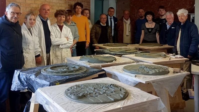 Una delle fasi della lavorazione delle otto opere avvenuta al liceo «Stagi» Una delle fasi della lavorazione delle otto opere avvenuta al liceo «Stagi»