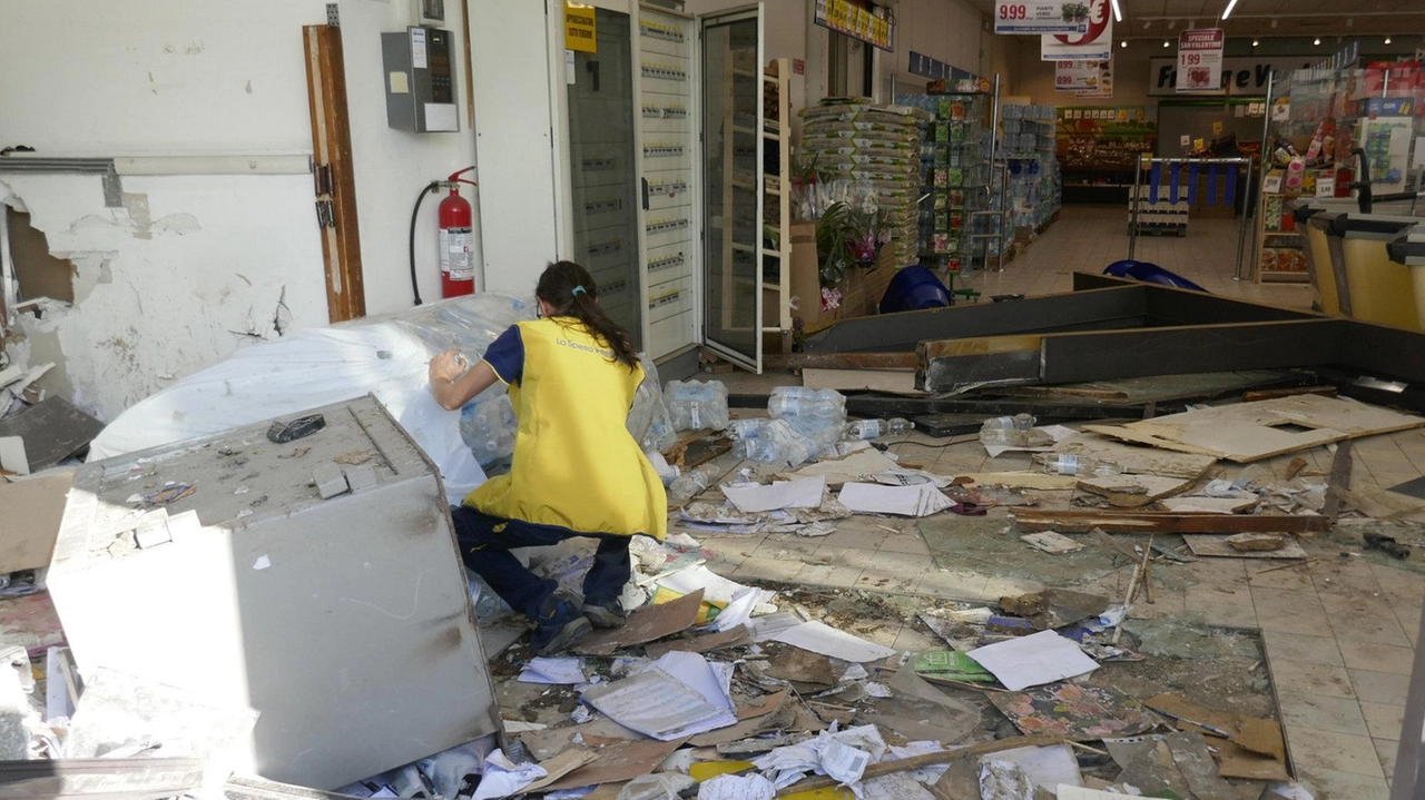 La ruspa che ha distrutto l’ufficio e trascinato la cassaforte sul pavimento. Ingenti i danni in via Cava