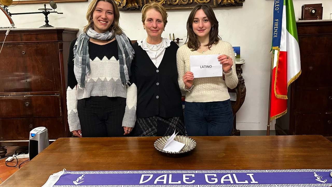 La dirigente Liliana Gilli con le studentesse dopo l'estrazione della materia La dirigente Liliana Gilli con le studentesse dopo l'estrazione della materia