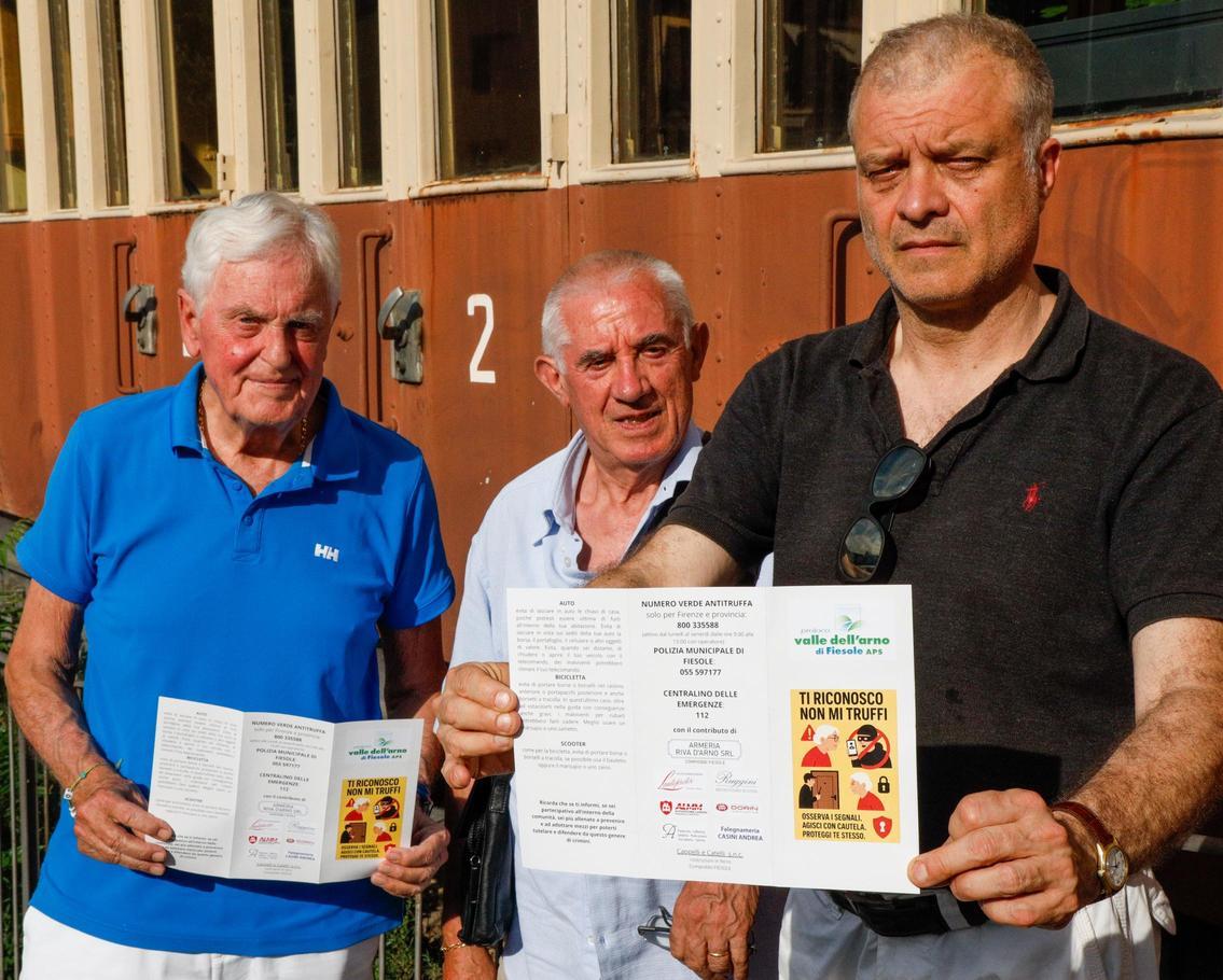 Il volantino contro le truffe: "Difendiamo gli anziani" Il volantino contro le truffe: "Difendiamo gli anziani"