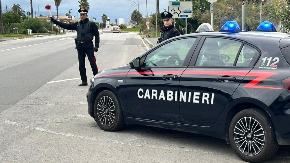 Carabinieri impegnati in un controllo (foto d'archivio) Carabinieri impegnati in un controllo (foto d'archivio)