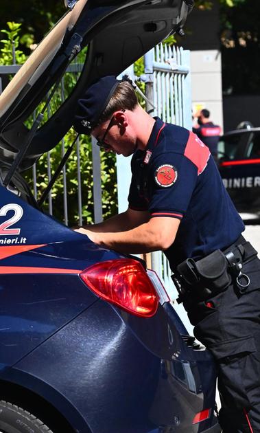 Con accetta e 11 cacciaviti: preso