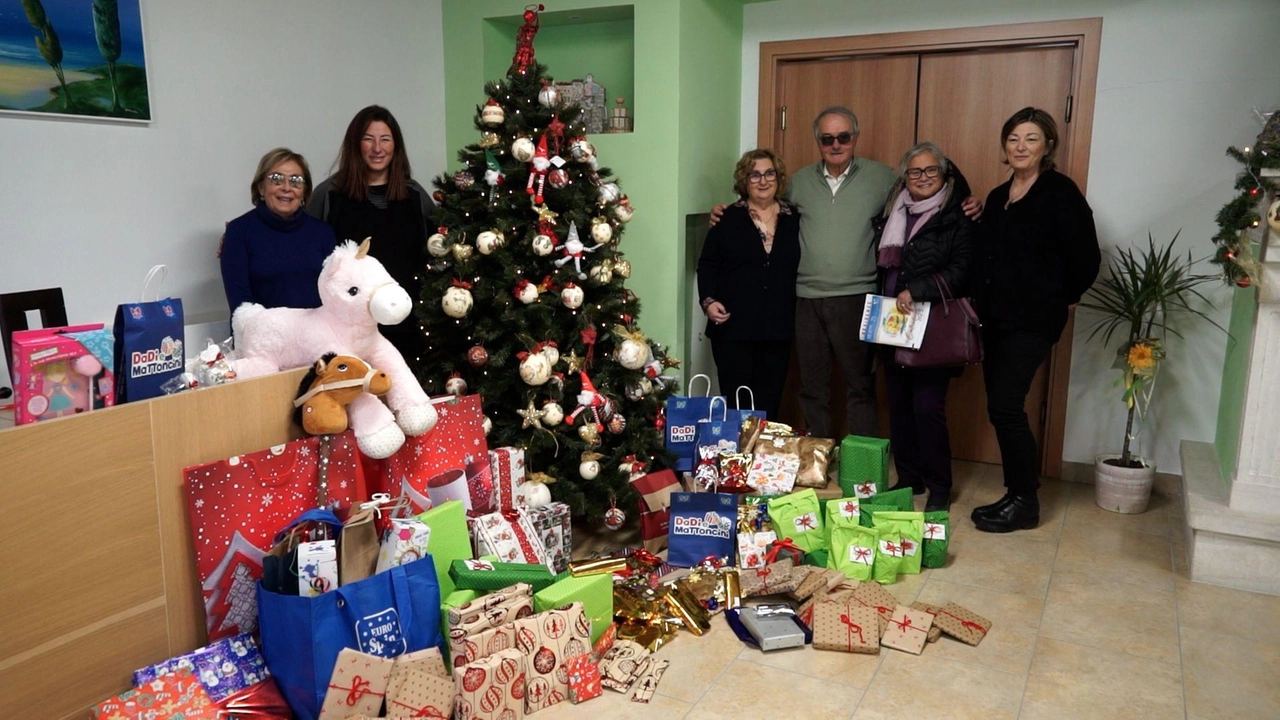 Al Residence ‘Daniele Chianelli’ sono giunte decine e decine di pacchi regalo destinati ai piccoli ospiti della struttura. Sono i... Al Residence ‘Daniele Chianelli’ sono giunte decine e decine di pacchi regalo destinati ai piccoli ospiti della struttura. Sono i...