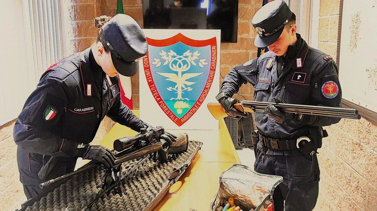 Parte del materiale che i carabinieri hanno sequestrato nella loro maxi operazione