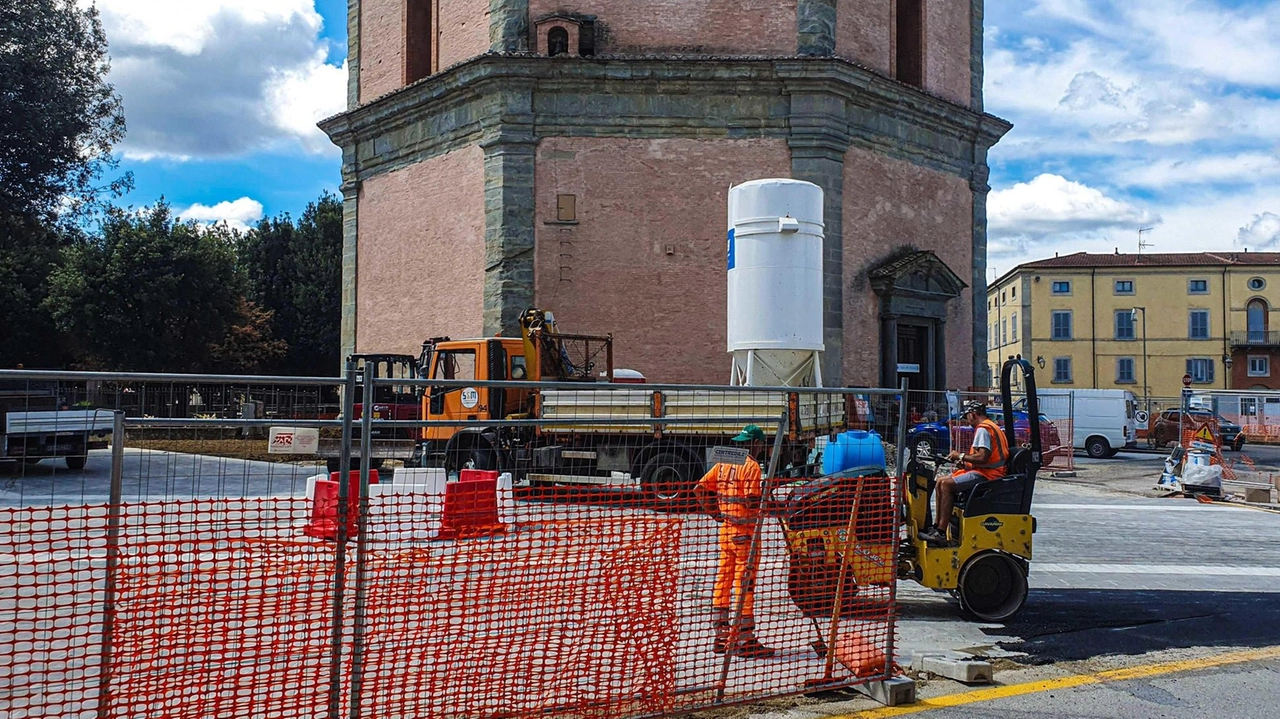 Il cantiere in piazza Mazzini: è polemica sugli interventi di ristrutturazione avviati per la viabilità nella zona del centro storico