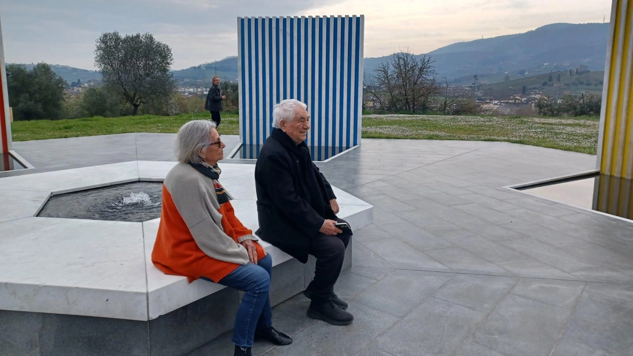 Daniel Buren domenica scorsa si è soffermato nel parco di villa La Magia e si è seduto sulla fontana che. ha realizzato per Quarrata nel 2011, una visita che ha suggellato la riapertura Daniel Buren domenica scorsa si è soffermato nel parco di villa La Magia e si è seduto sulla fontana che. ha realizzato per Quarrata nel 2011, una visita che ha suggellato la riapertura