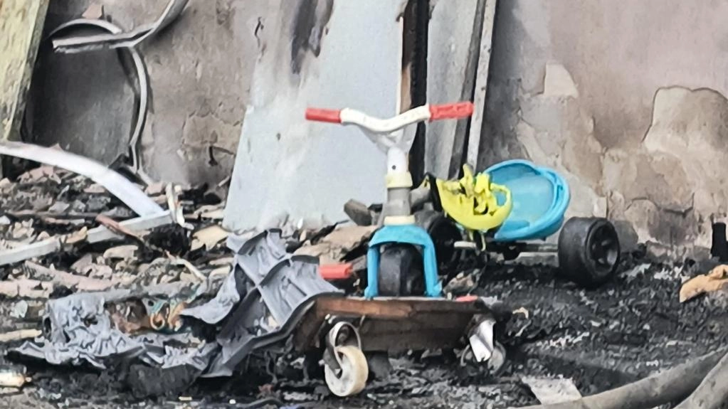 Un triciclo, l’unico gioco rimasto integro, nel rogo di Riciclande a Vaiano Un triciclo, l’unico gioco rimasto integro, nel rogo di Riciclande a Vaiano