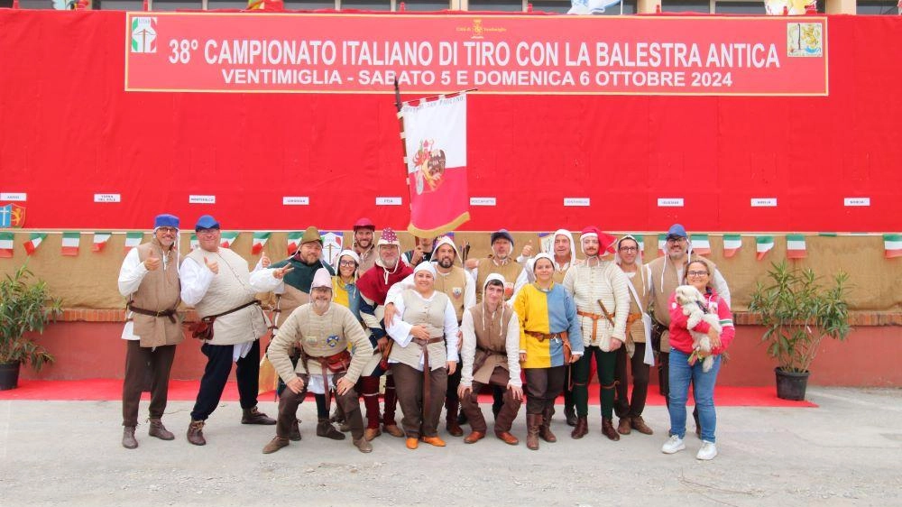 Successo nel Torneo a Squadre e nella Sfida dei Maestri d’Arme del tiro alla balestra da banco . Successo nel Torneo a Squadre e nella Sfida dei Maestri d’Arme del tiro alla balestra da banco .