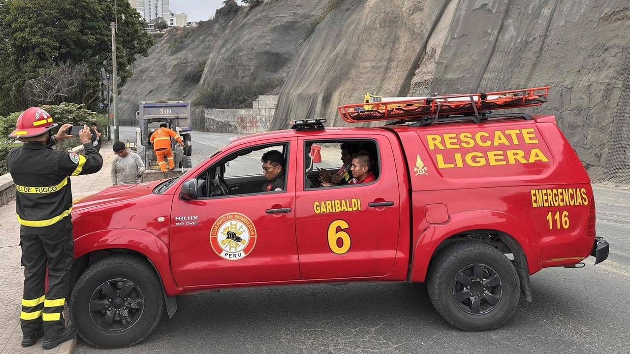 Scossa sismica colpisce Lima: una vittima e cinque feriti, danni a strade e strutture sanitarie segnalati. Scossa sismica colpisce Lima: una vittima e cinque feriti, danni a strade e strutture sanitarie segnalati.