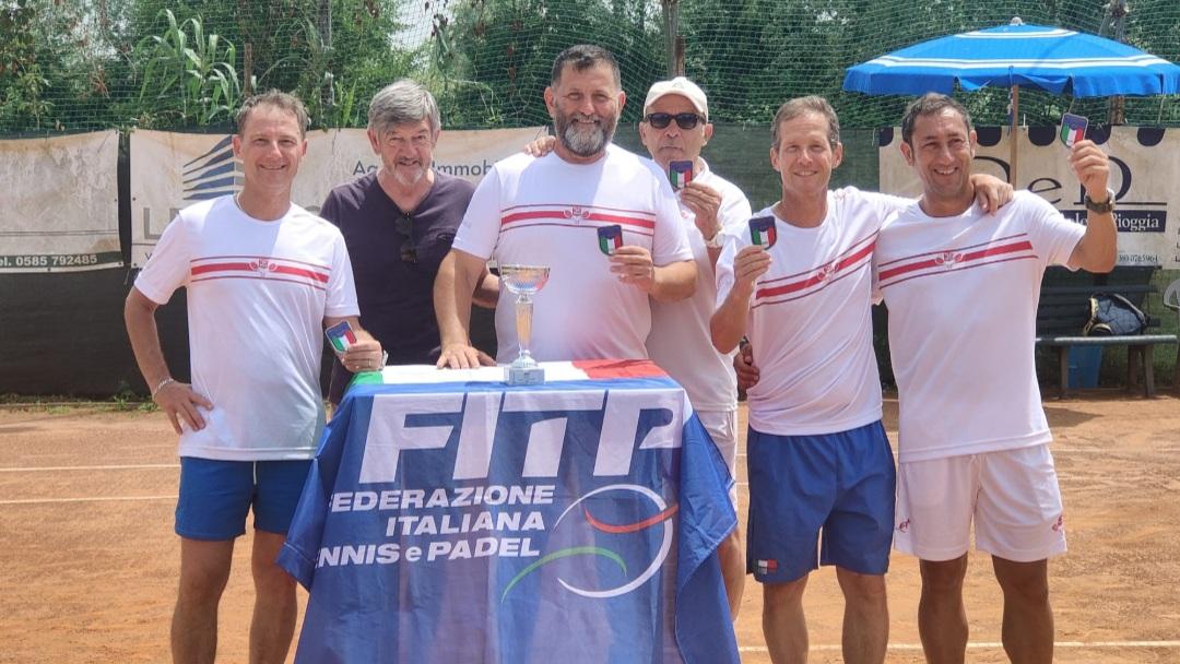https://www.lanazione.it/image-service/view/acePublic/alias/contentid/Y2ZhYmZhMGUtNjlmOC00/0/ct-firenze-la-squadra-over-50-maschile-e-campione-ditalia.jpeg