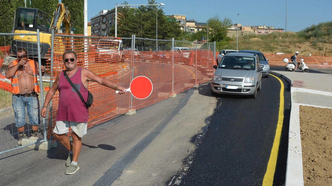 Da ieri pomeriggio i primi mezzi in transito sul nuovo tratto di strada. Tempi di percorrenza accorciati e nuovo collegamento tra i quartieri. Da ieri pomeriggio i primi mezzi in transito sul nuovo tratto di strada. Tempi di percorrenza accorciati e nuovo collegamento tra i quartieri.