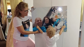 La piccola Viola abbraccia la foto del papà morto nel cantiere. Lo scatto diventa simbolo
