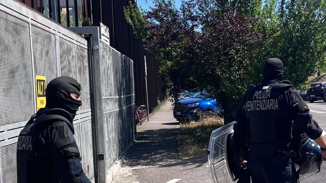 Ieri il blitz con l’elicottero e centinaia di uomini delle forze dell’ordine. Indagati per corruzione alcuni agenti della penitenziaria e 27 detenuti. La procura: "Mancanze di controlli e comportamenti collusivi" . Ieri il blitz con l’elicottero e centinaia di uomini delle forze dell’ordine. Indagati per corruzione alcuni agenti della penitenziaria e 27 detenuti. La procura: "Mancanze di controlli e comportamenti collusivi" .