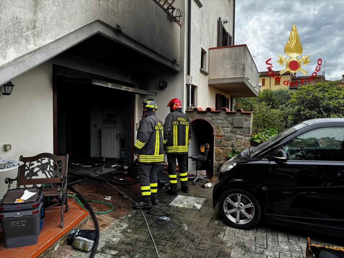 Arezzo: incendio in casa, due coniugi 80enni si mettono in salvo