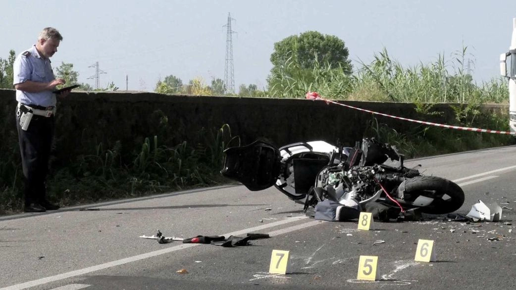 Il giovane stava andando al lavoro in moto quando è avvenuto l’incidente. Drammatico l’impatto contro un furgoncino lungo la via Provinciale. Una vita intensa tra famiglia, volontariato e negli hangar con Allegrucci. . Il giovane stava andando al lavoro in moto quando è avvenuto l’incidente. Drammatico l’impatto contro un furgoncino lungo la via Provinciale. Una vita intensa tra famiglia, volontariato e negli hangar con Allegrucci. .