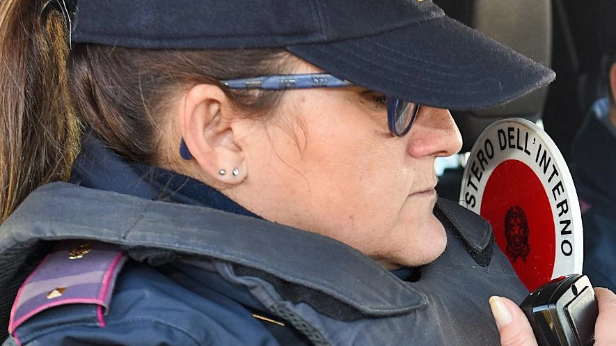 "Dammi i soldi sennò ti picchio o ti accoltello". Il ragazzo, minorenne, impaurito, gli ha consegnato 100 euro. Il rapinatore,... "Dammi i soldi sennò ti picchio o ti accoltello". Il ragazzo, minorenne, impaurito, gli ha consegnato 100 euro. Il rapinatore,...