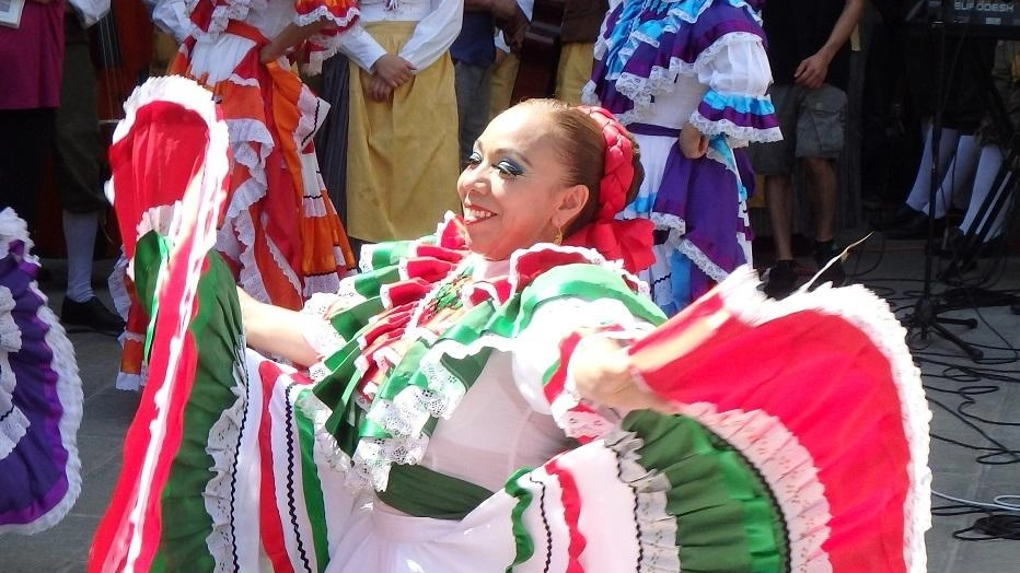 La 45esima Rassegna internazionale del folklore a Castiglione del Lago ospita artisti bulgari e georgiani, con spettacoli di musica e danza che coinvolgeranno anche la Toscana e l'Umbria. Eventi dal 11 al 15 agosto in varie località, culminando in un grande finale il giorno di Ferragosto. La 45esima Rassegna internazionale del folklore a Castiglione del Lago ospita artisti bulgari e georgiani, con spettacoli di musica e danza che coinvolgeranno anche la Toscana e l'Umbria. Eventi dal 11 al 15 agosto in varie località, culminando in un grande finale il giorno di Ferragosto.