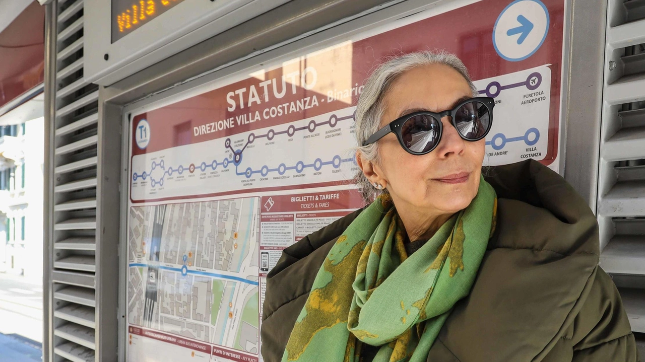 Una passeggera aspetta la tramvia. Domani. nelle fasce. 4.15-8.14 e 12.30-14.29 garantito il 30% delle corse. Una passeggera aspetta la tramvia. Domani. nelle fasce. 4.15-8.14 e 12.30-14.29 garantito il 30% delle corse.