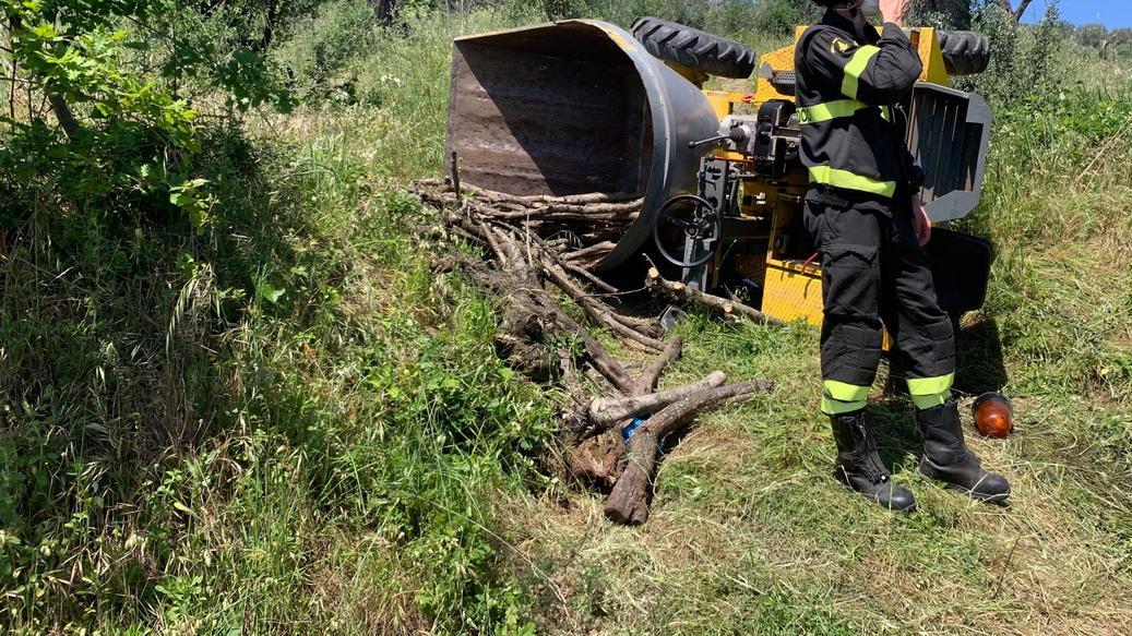 Grave incidente sul Montalbano. Motocarriola si ribalta nell’oliveta. Cinquantenne rimane schiacciato Grave incidente sul Montalbano. Motocarriola si ribalta nell’oliveta. Cinquantenne rimane schiacciato