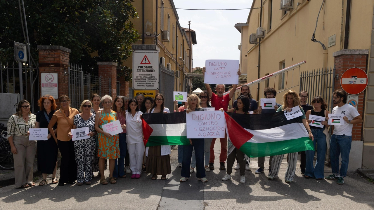 Il presidio dei sanitari pisani che hanno lanciato il digiuno per Gaza Il presidio dei sanitari pisani che hanno lanciato il digiuno per Gaza
