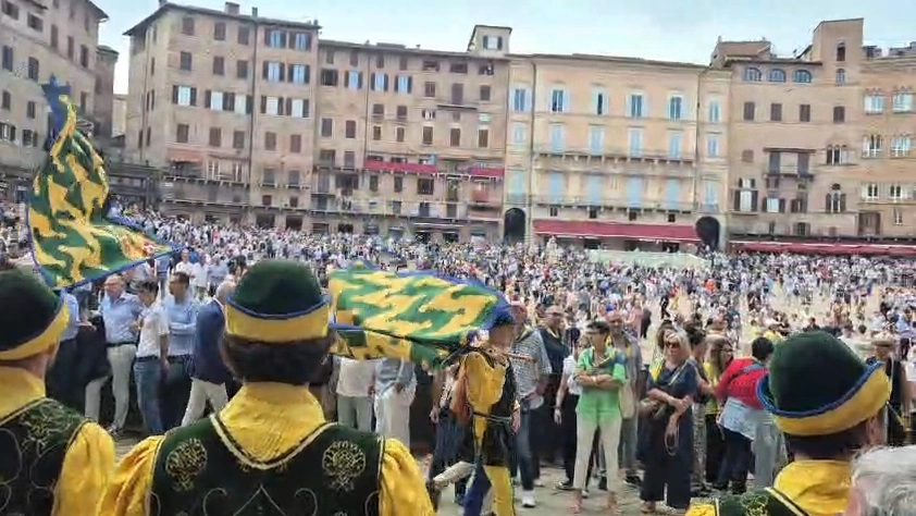 La folla in piazza del Campo per il sorteggio La folla in piazza del Campo per il sorteggio
