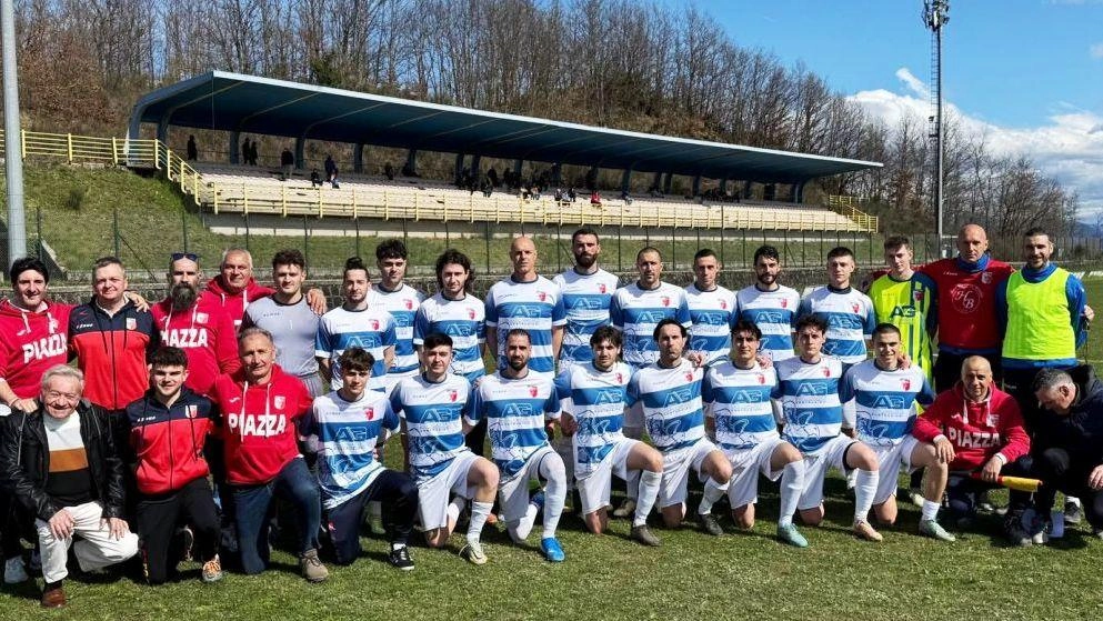 Piazza al Serchio trionfa in Seconda categoria: promozione storica dopo 13 anni