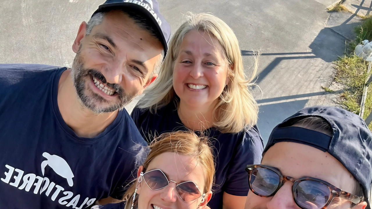 A destra. momenti significativi della raccolta andata in scena domenica grazie all’associazione Plastic Free Onlus. A sinistra i volti di alcuni dei protagonisti
