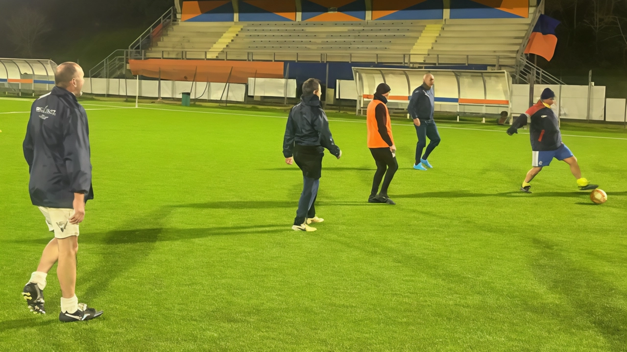 Un allenamento. di calcio camminato. al campo sportivo Il Prato di Montaione dove s. ettimanalmente si ritrovano i praticanti di questa disciplina in cui non si può correre ed è vietato qualsiasi contatto fisico Un allenamento. di calcio camminato. al campo sportivo Il Prato di Montaione dove s. ettimanalmente si ritrovano i praticanti di questa disciplina in cui non si può correre ed è vietato qualsiasi contatto fisico